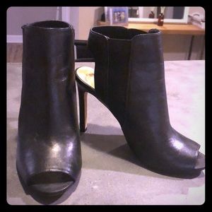 EUC Vince Camuto Kylie open toe & heel booties 7.5